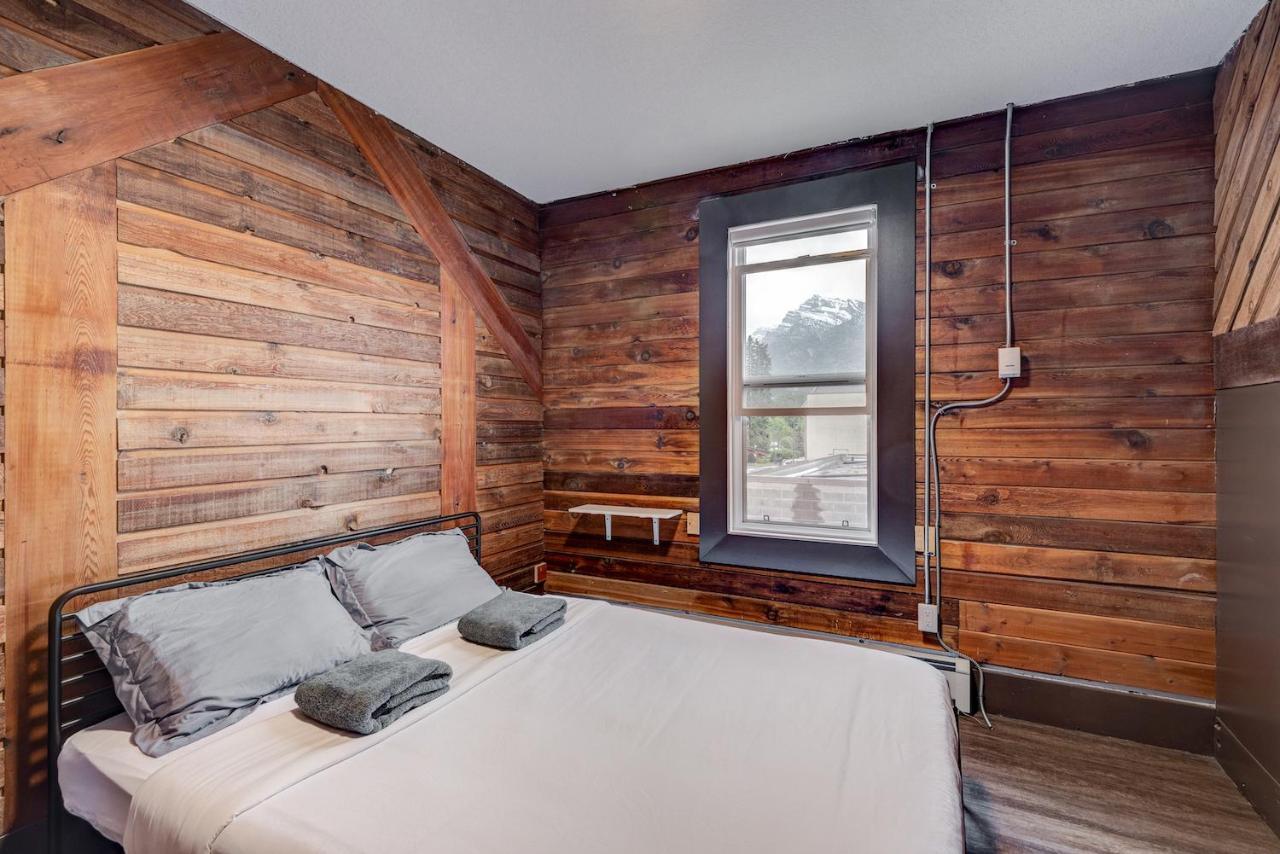 Party Hostel - The Canmore Hotel Hostel エクステリア 写真