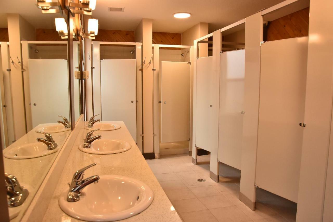 Party Hostel - The Canmore Hotel Hostel エクステリア 写真