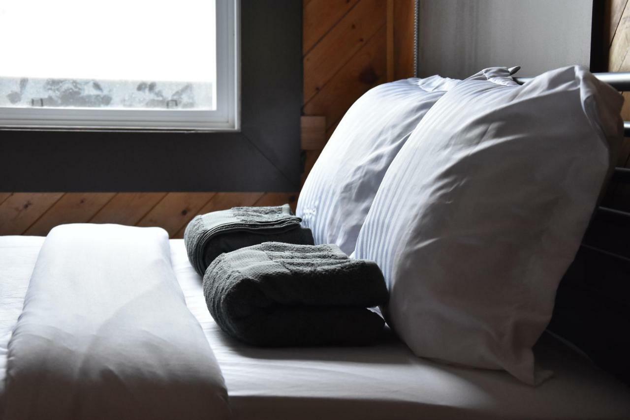 Party Hostel - The Canmore Hotel Hostel エクステリア 写真