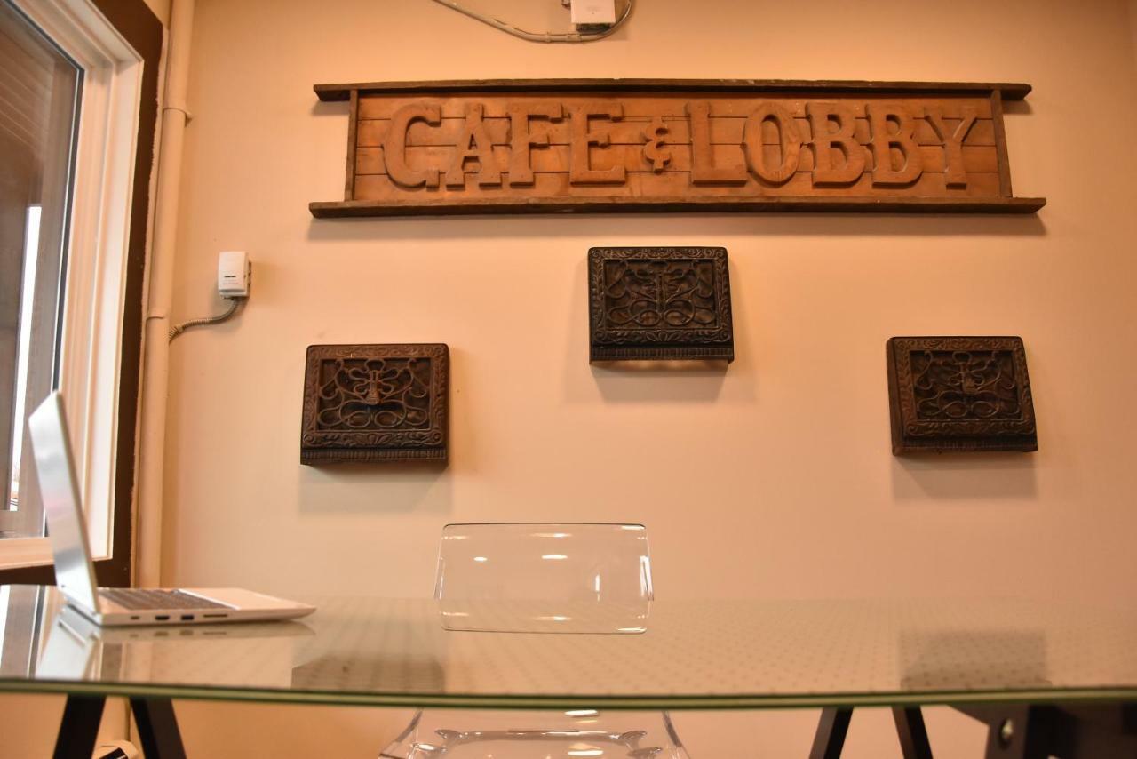 Party Hostel - The Canmore Hotel Hostel エクステリア 写真