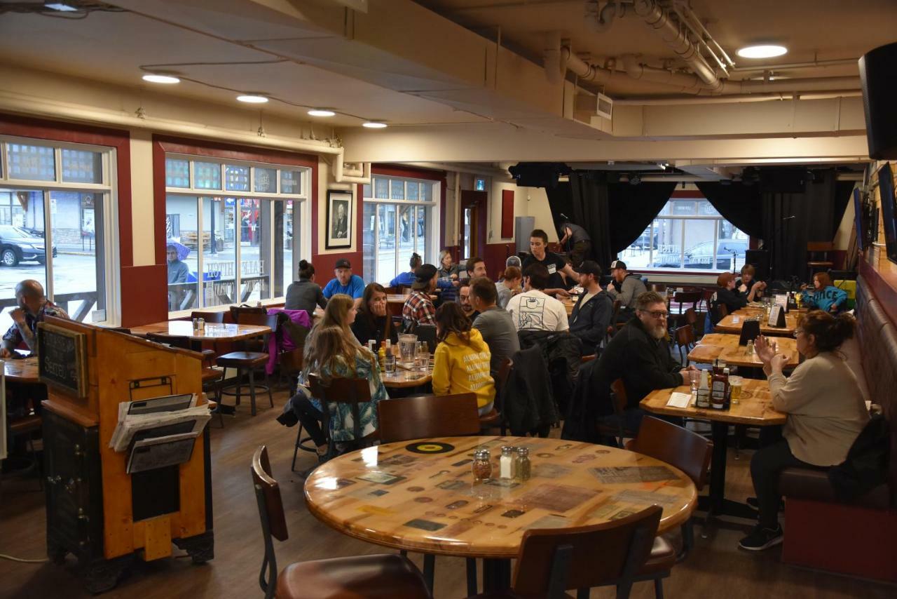 Party Hostel - The Canmore Hotel Hostel エクステリア 写真