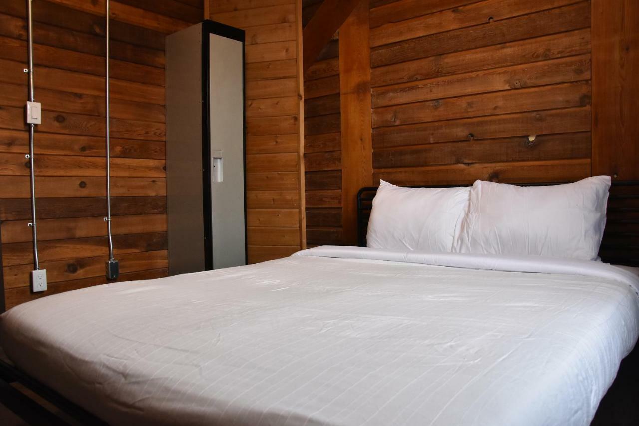Party Hostel - The Canmore Hotel Hostel エクステリア 写真